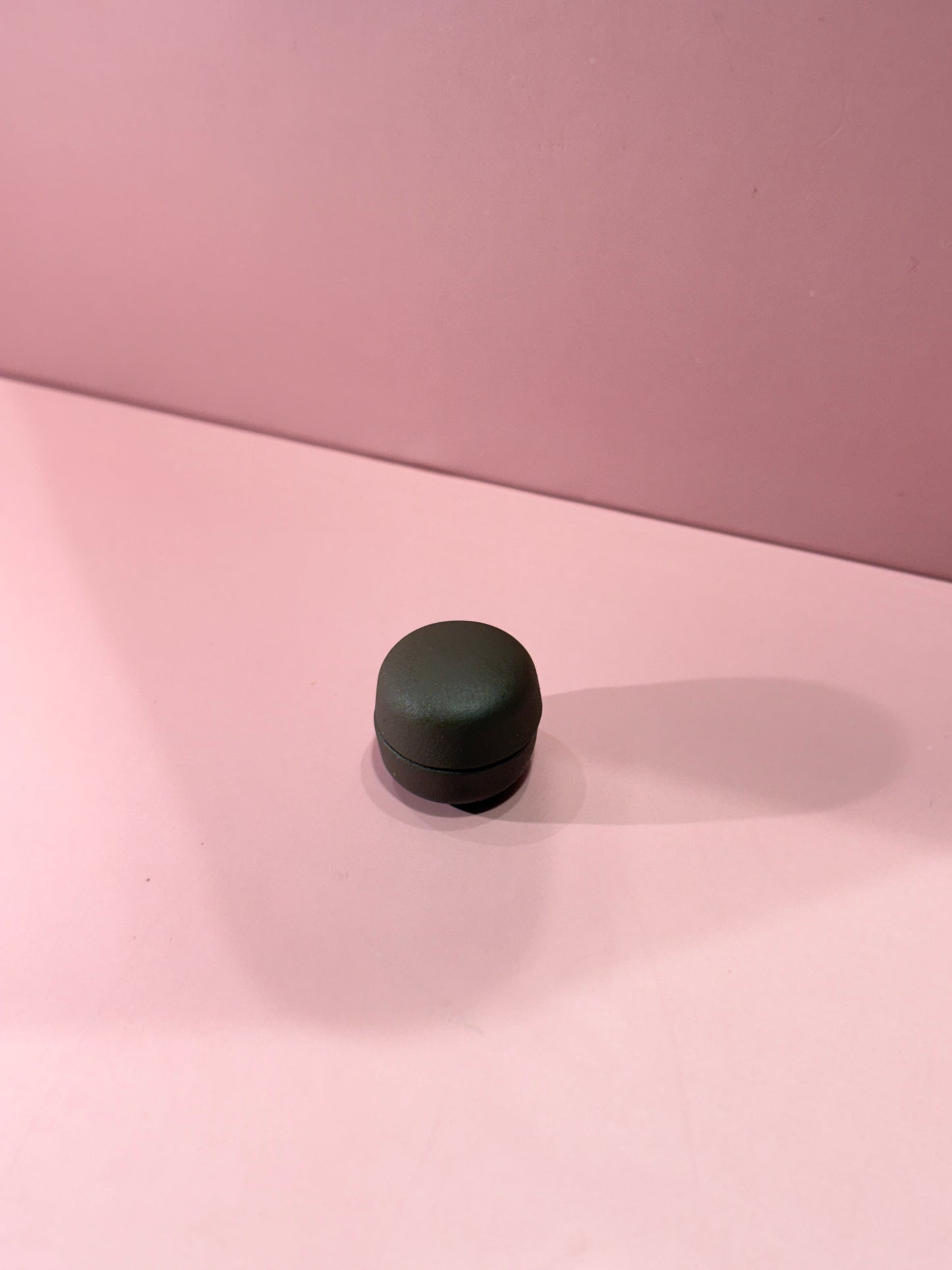 Small round black hijab magnetic pin