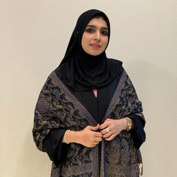 Black Premium Pashmina Shawl

Soft • Elegant • Timeless

Luxury Wrap for Women

Effortless Sophistication